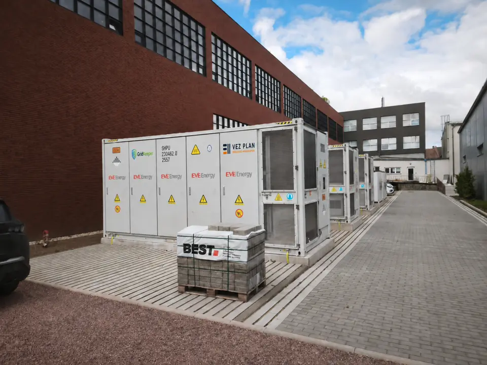 BESS-Batteriecontainer am Standort Brno–Karlova mit Visualisierung der geplanten Logos von VEZ PLAN und GridKeeper