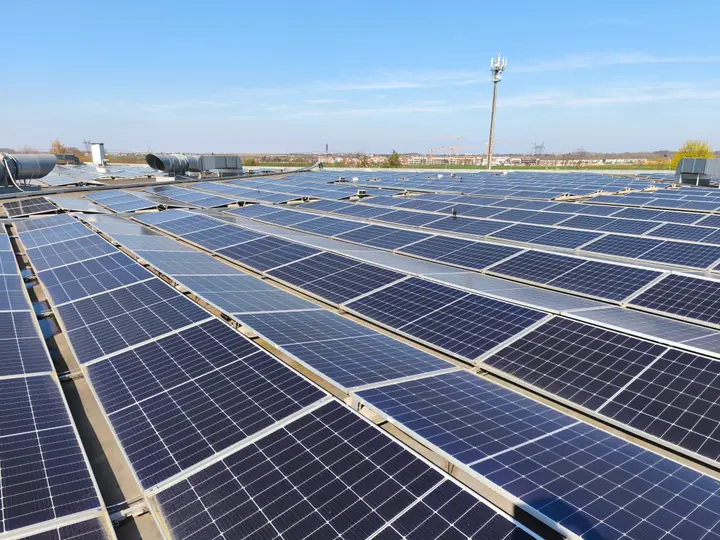 Photovoltaikmodule auf dem Dach in Čestlice