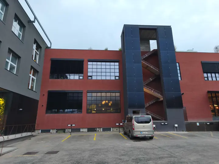 Photovoltaikmodule an der Fassade im DEPO Business parking, Brno–Karlova