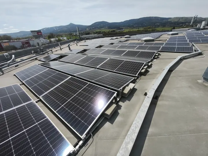 Photovoltaikmodule auf dem Dach von Möbelix Liberec