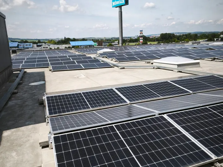 Photovoltaikmodule auf dem Dach von XXXLutz Modřice