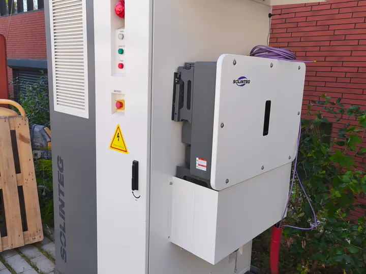 Technik der Ladestation Supercharger im DEPO Business parking, Brno–Karlova